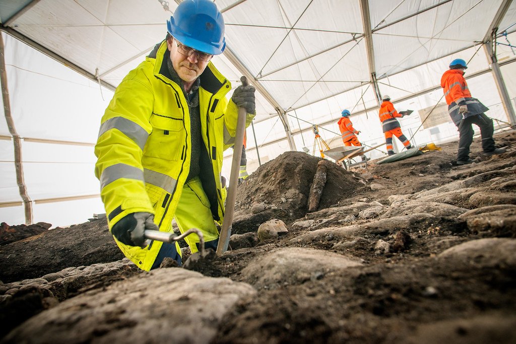 - From Grit to Glam: ⁢Unearthing the Hard Rock Brilliance⁣ of⁢ their Iconic Debut Album, 